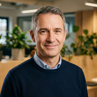 Image de profil de James Mitchell, présenté comme Directeur Général au sein de Rentaclaire